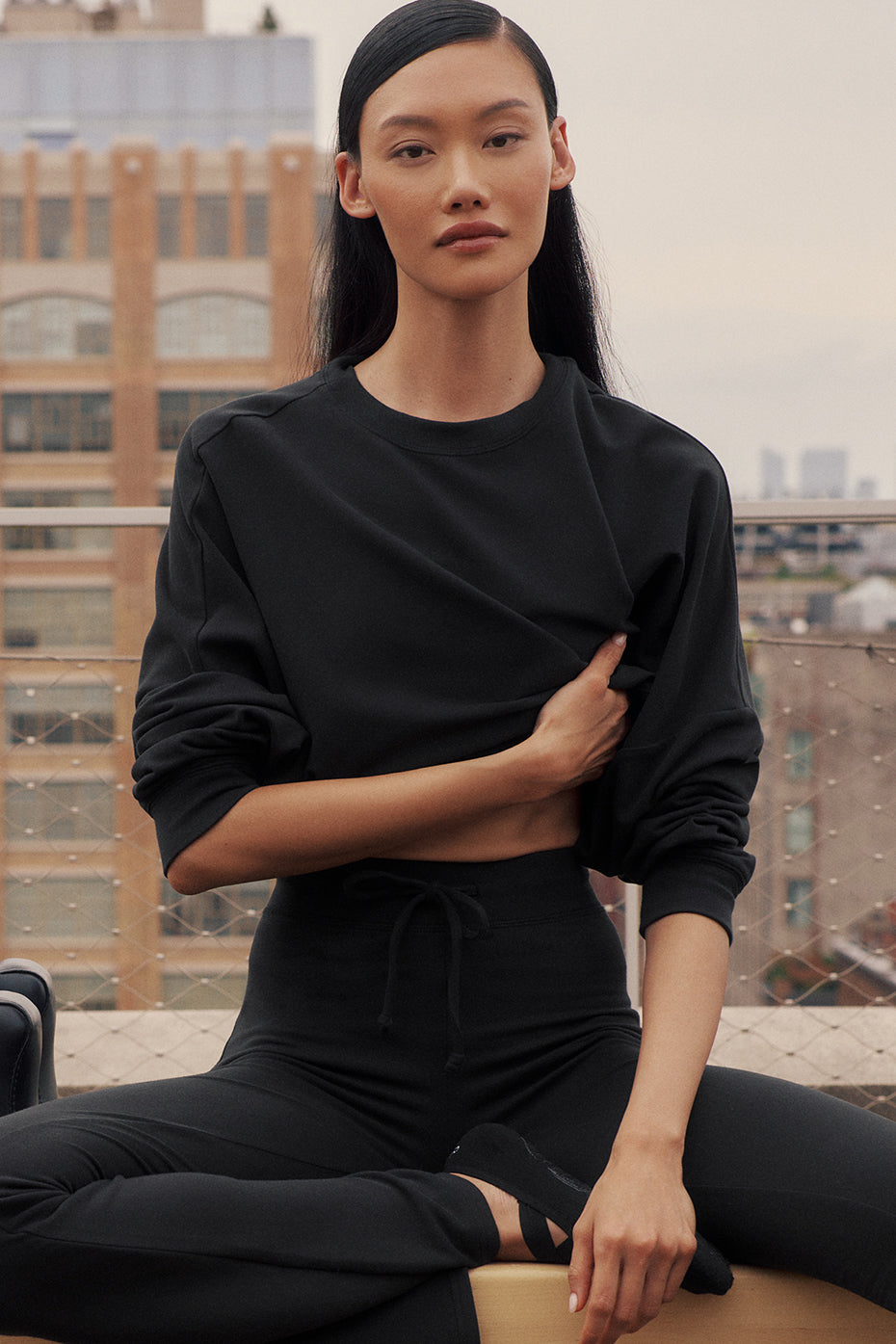 alo Cropped Sway Crew Neck Pullover - Black