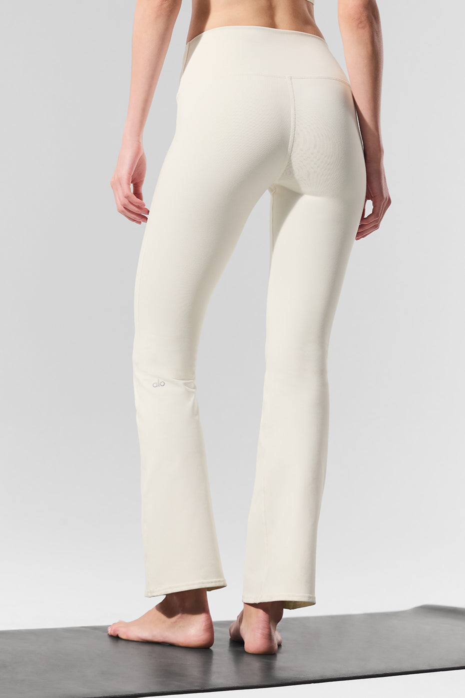 alo Airbrush High-Waist 7/8 Bootcut Legging - Ivory