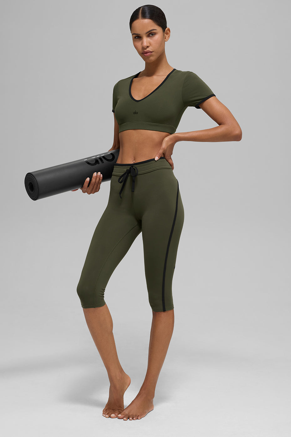 alo Airbrush High-Waist Race Pace Capri - Green Olive/Black