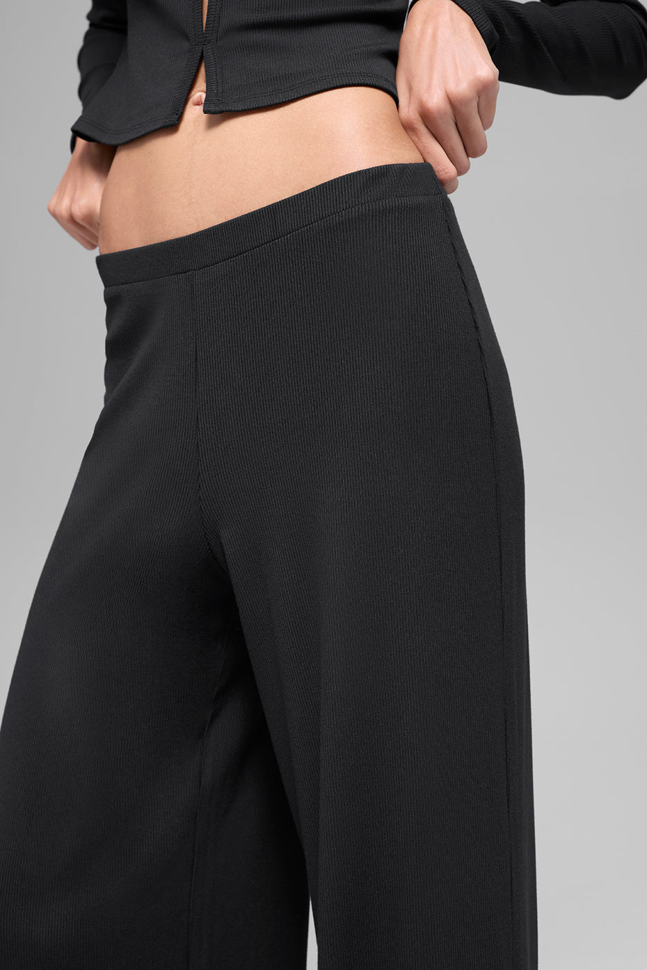 alo Mid-Rise Dreamlight Straight Pant - Black