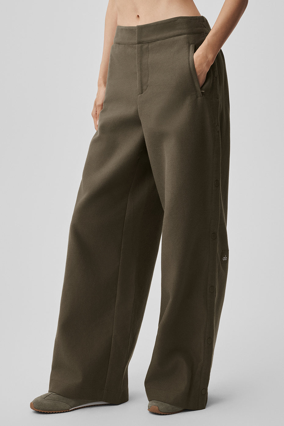 alo Mid-Rise Cosmopolitan Snap Pant - Olive Tree