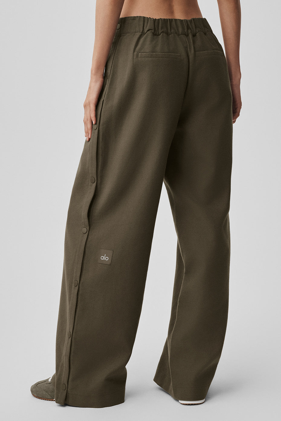 alo Mid-Rise Cosmopolitan Snap Pant - Olive Tree