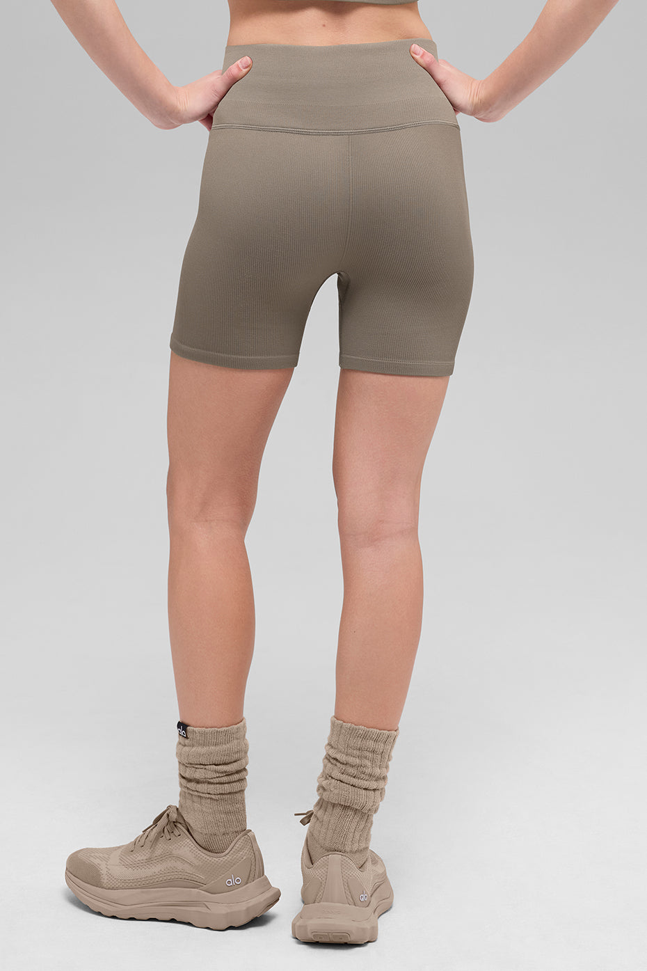 alo 5" Seamless Ribbed Favorite Short - Light Cocoa
