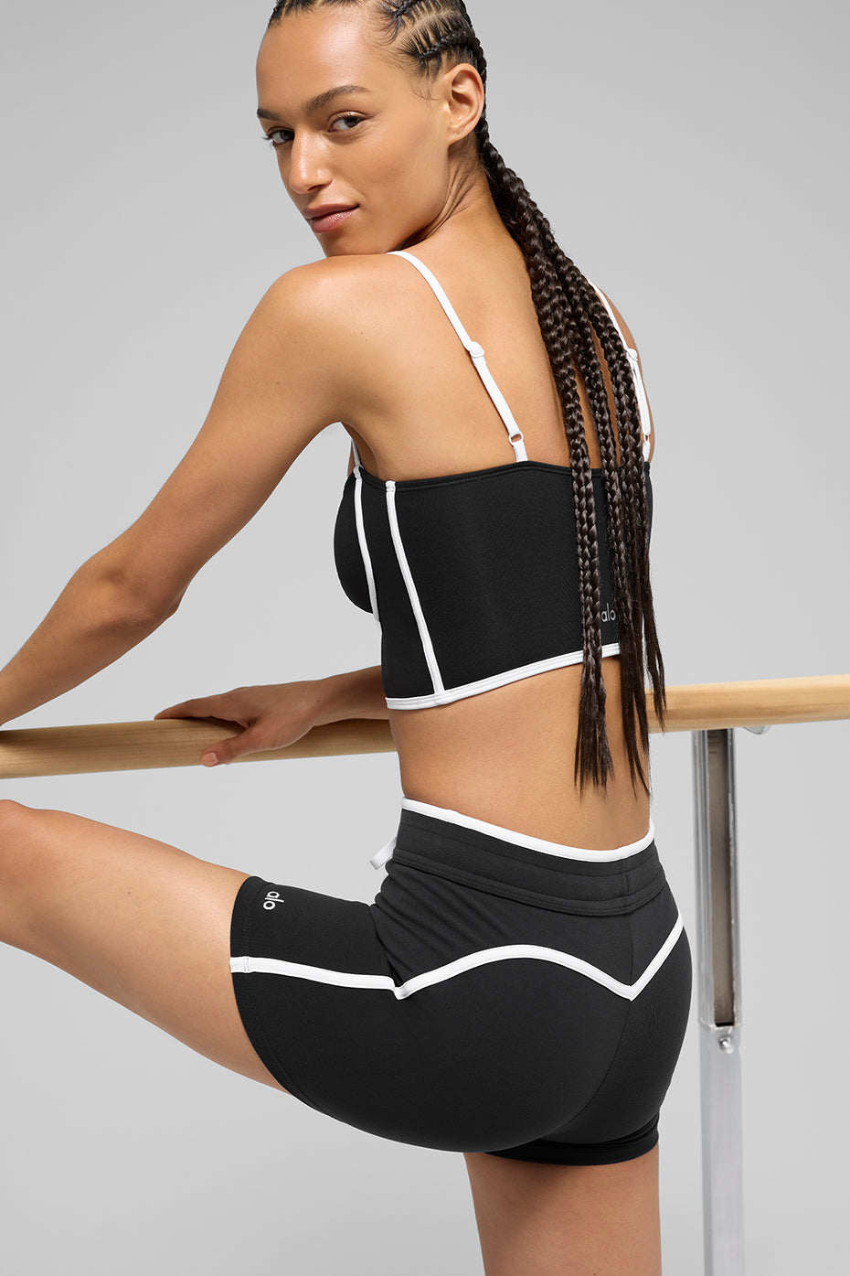 alo 4" Airbrush High-Waist Race Pace Short - Black/White