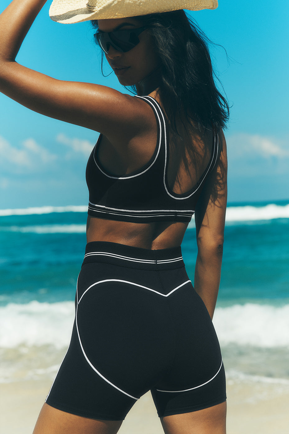 alo 4" Airbrush High-Waist Heart Throb Short - Black/White