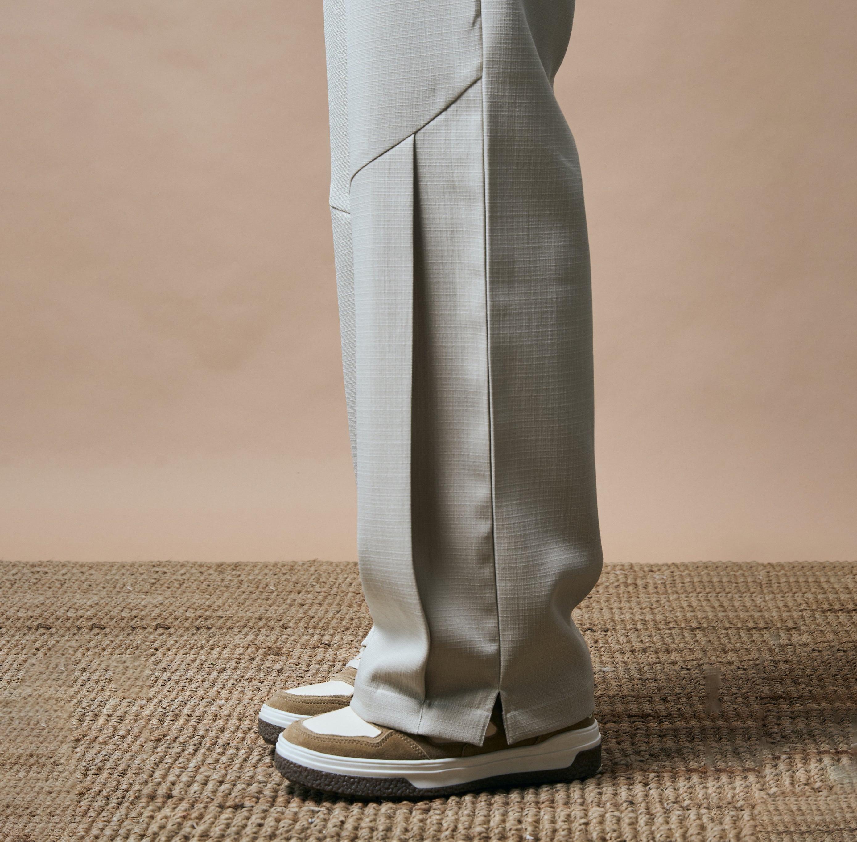 PLEATED ARCH CUT PANTS