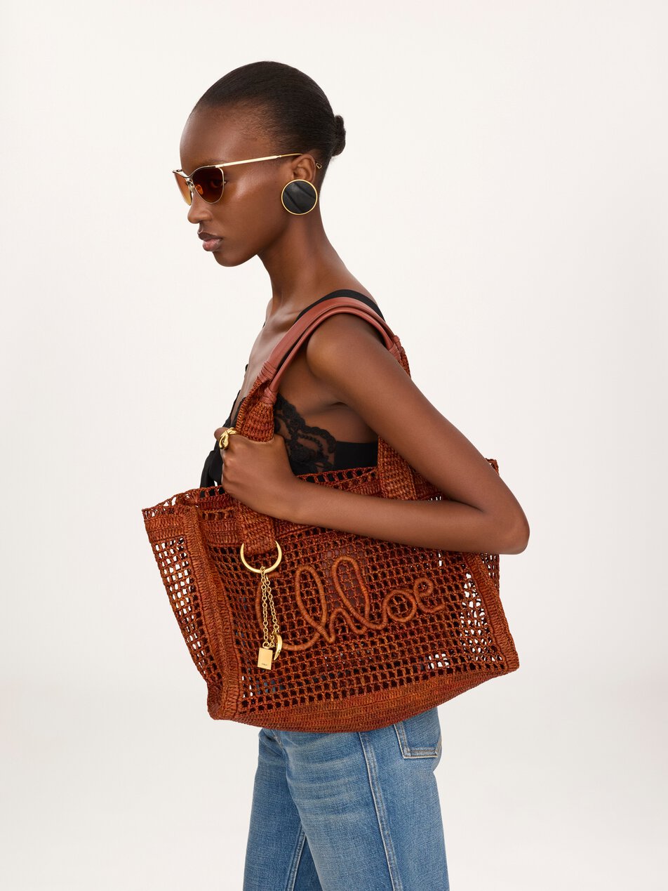 CHLOE Summer Banana east-west tote bag in raffia Clay Brown